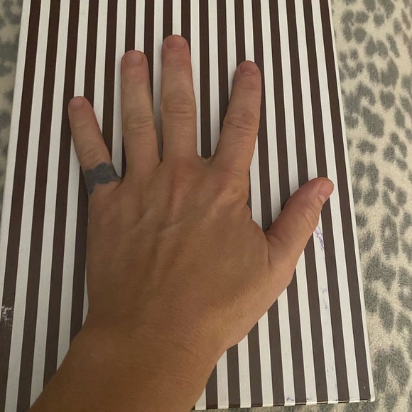 Henri bendel gift box - Picture 2 of 6
